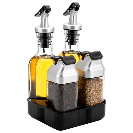 Este elegante set de aceitero y pimentero está diseñado para aportar estilo y funcionalidad a tu mesa. Sus frascos de vidrio con su tapa de plástico aseguran un vertido preciso y sin desperdicios, manteniendo la frescura de cada condimento. La base organizadora no solo brinda orden, sino que también añade un toque sofisticado a tu cocina. Fácil de rellenar y limpiar, es el complemento ideal para quienes disfrutan de la combinación perfecta entre diseño y practicidad.