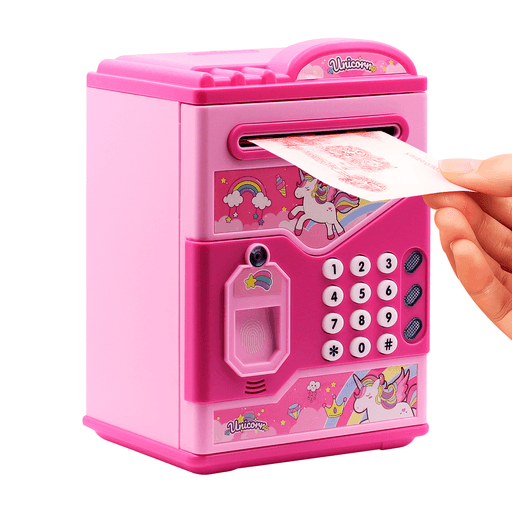 Esta encantadora alcancía con diseño de caja fuerte convierte el hábito de ahorrar en una experiencia divertida y educativa para los más pequeños. Su diseño práctico incluye una manija superior para transportarla con facilidad, un orificio superior para monedas y una ranura frontal para billetes. Equipada con un teclado numérico de combinación y sensor táctil de huella digital, agrega un toque de realismo y juego interactivo. También incorpora luces, sonidos divertidos en inglés y chino mandarín, y la posibilidad de cambiar el idioma manteniendo presionadas las teclas numeral y asterisco al mismo tiempo, haciendo de esta alcancía una experiencia accesible y universal.