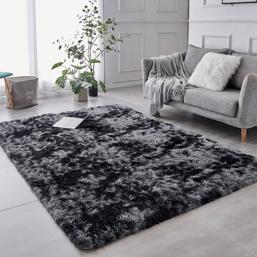 Las alfombras grandes de 160 x 120cm fabricadas en felpa suave y con base antideslizante son la opción perfecta para agregar confort y estilo a tu hogar. Estas alfombras están diseñadas con materiales resistentes para ser duraderas y fáciles de mantener. Gracias a su construcción de alta calidad, resistirán el paso del tiempo y el uso diario sin perder su suavidad ni su aspecto impecable. Su diseño jaspeado y su forma rectangular las hacen ideales para cualquier espacio.
