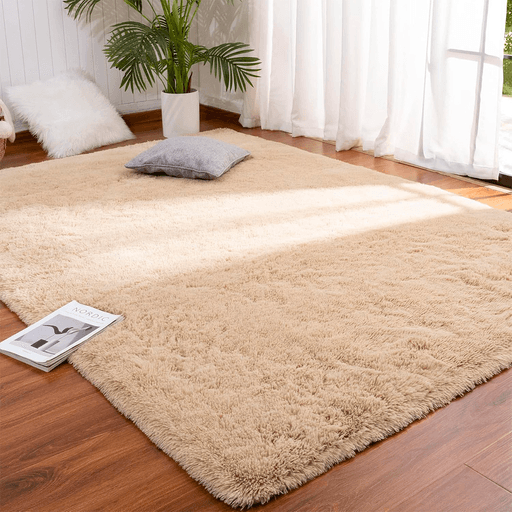 Sumá confort y estilo a tu hogar con esta alfombra de felpa rectangular de 2,3 x 2 metros. Su textura ultrasuave brinda una sensación placentera al caminar, ideal para relajarte después de un día largo. Confeccionada en tela de felpa de alta calidad, combina un diseño moderno con una base antideslizante que garantiza seguridad en cualquier ambiente. Su formato práctico y su resistencia al uso diario la convierten en una opción funcional para realzar tus espacios con calidez y elegancia.