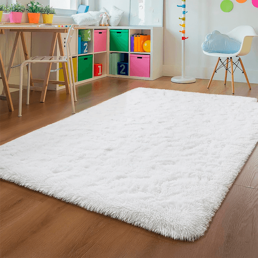 Sumá confort y estilo a tu hogar con esta alfombra de felpa rectangular de 2,3 x 2 metros. Su textura ultrasuave brinda una sensación placentera al caminar, ideal para relajarte después de un día largo. Confeccionada en tela de felpa de alta calidad, combina un diseño moderno con una base antideslizante que garantiza seguridad en cualquier ambiente. Su formato práctico y su resistencia al uso diario la convierten en una opción funcional para realzar tus espacios con calidez y elegancia.