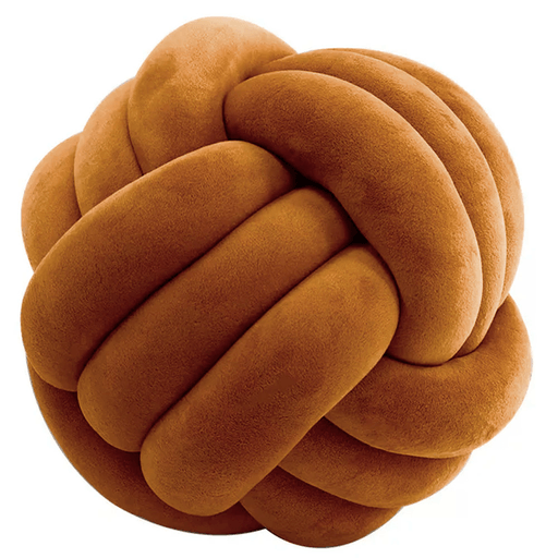 El Almohadón Anudado es una pieza decorativa única que combina estilo, suavidad y funcionalidad. Confeccionado en terciopelo de alta calidad y relleno de algodón PP, ofrece una textura agradable al tacto, es resistente al desgaste y conserva su forma con el uso diario. Su diseño en forma de nudo, tejido a mano con tres cuerdas firmemente entrelazadas, lo convierte en un elemento moderno y creativo que aporta calidez y personalidad a cualquier ambiente. Gracias a su tamaño compacto de 22cm de diámetro, es fácil de trasladar y perfecto para decorar sin recargar. Ideal para salas de estar, dormitorios, oficinas, sillones, camas, sillas o incluso el interior del auto, este almohadón versátil se adapta a múltiples espacios, brindando un toque acogedor y distintivo donde lo coloques.