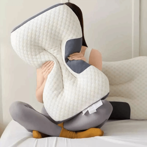 ¡Decile chau al dolor de cuello y hola a un descanso placentero! Esta almohada de soporte cervical está pensada para brindarte el máximo confort. Fabricada con algodón tejido suave y respirable, absorbe la humedad y te asegura una sensación fresca y cómoda toda la noche. Su diseño ergonómico ofrece un soporte ideal para la columna cervical, ayudando a mantener una alineación correcta del cuello y reduciendo las molestias al dormir.
