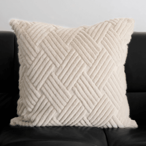 Este almohadón destaca por su diseño geométrico contemporáneo y su confección en tejido de poliéster resistente, ideal para el uso diario. Su textura suave al tacto y costuras reforzadas garantizan confort y durabilidad, convirtiéndolo en una pieza clave para elevar la estética de tu hogar. El cierre invisible no solo aporta un acabado limpio y elegante, sino que también facilita su limpieza. Versátil y funcional, es perfecto para sofás, camas, rincones de lectura, oficinas o cualquier espacio que desees renovar con estilo.