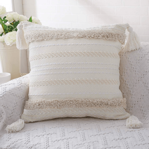 Dale un toque cálido y sofisticado a tus espacios con este encantador almohadón de estilo bohemio. Confeccionado en suave algodón, su textura natural y diseño artesanal lo convierten en el complemento ideal para realzar la decoración de tu sofá, dormitorio, oficina, sala de estar o incluso el interior del coche. Sus dimensiones de 45 x 45 cm y su peso liviano de 250g lo hacen práctico y cómodo, mientras que su cremallera invisible garantiza un acabado prolijo y elegante.