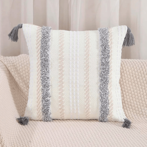 Dale un toque cálido y sofisticado a tus espacios con este encantador almohadón de estilo bohemio. Confeccionado en suave algodón, su textura natural y diseño artesanal lo convierten en el complemento ideal para realzar la decoración de tu sofá, dormitorio, oficina, sala de estar o incluso el interior del coche. Sus dimensiones de 45 x 45 cm y su peso liviano de 250g lo hacen práctico y cómodo, mientras que su cremallera invisible garantiza un acabado prolijo y elegante.