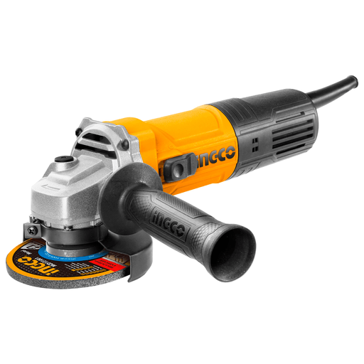 La Amoladora Angular INGCO es una herramienta potente con un motor de 900W y una velocidad de rotación de 12000 revoluciones por minuto. Esta herramienta es utilizada comúnmente en trabajos de corte, desbaste y pulido en diferentes materiales, como metal, piedra o madera. Cuenta con un botón de bloqueo del husillo para la cómoda extracción del disco y un mango auxiliar para facilitar su manejo. Su estructura está compuesta por una carcasa metálica de aluminio, resistente a las caídas y engranajes de alta calidad con dientes resistentes al desgaste, que garantizan una gran resistencia y vida útil.