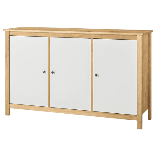 El Aparador Mari combina la calidez de la madera maciza con un diseño rústico y funcional, ideal para aportar estilo y organización a cualquier ambiente del hogar. Sus tres puertas ofrecen un amplio espacio de almacenamiento, mientras que su acabado barnizado realza la veta natural de la madera y brinda mayor resistencia al uso diario. Fabricado en madera maciza de pino, es un mueble sólido, duradero y pensado para perdurar en el tiempo. Su diseño atemporal y elegante se adapta fácilmente a distintos estilos de decoración, convirtiéndolo en una excelente opción para salas, comedores o recibidores.
