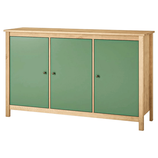 El Aparador Mari combina la calidez de la madera maciza con un diseño rústico y funcional, ideal para aportar estilo y organización a cualquier ambiente del hogar. Sus tres puertas ofrecen un amplio espacio de almacenamiento, mientras que su acabado barnizado realza la veta natural de la madera y brinda mayor resistencia al uso diario. Fabricado en madera maciza de pino, es un mueble sólido, duradero y pensado para perdurar en el tiempo. Su diseño atemporal y elegante se adapta fácilmente a distintos estilos de decoración, convirtiéndolo en una excelente opción para salas, comedores o recibidores.
