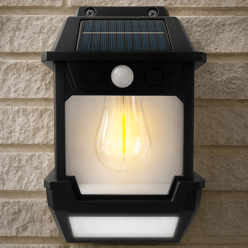 Esta lámpara LED solar ofrece iluminación eficiente y práctica para exteriores, con carga por panel solar o mediante USB tipo C, adaptándose a distintas situaciones. Integra una batería de 1.2V que garantiza un buen almacenamiento de energía para su funcionamiento autónomo. Su sensor de movimiento inteligente permite detectar movimientos en un rango de 3 a 5 metros con un ángulo de 120°, encendiendo la luz solo cuando es necesario. Además, cuenta con fotocélula, que activa el encendido automático al anochecer y el apagado al amanecer. Gracias a su protección IP65, es resistente al agua y al calor, asegurando un funcionamiento confiable bajo diversas condiciones climáticas.