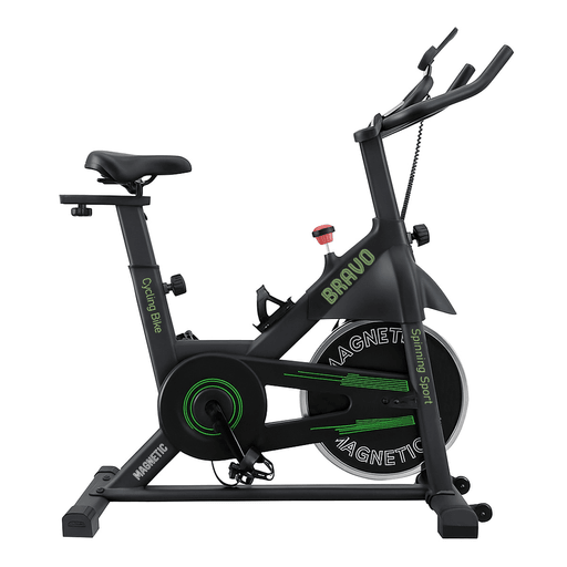 Mantenete en movimiento sin salir de casa con la bicicleta de spinning Bravo magnética. Su diseño robusto y silencioso, con freno magnético y transmisión por correa, te permite entrenar con fluidez y comodidad. Cuenta con monitor digital que muestra tiempo, velocidad, distancia y calorías, además de asiento y manillar ajustables para adaptarse a vos. Con volante de inercia de 13kg y pedales con correas, ofrece una experiencia realista y segura. Una aliada perfecta para alcanzar tus objetivos y sentirte mejor cada día.
