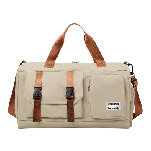 Este bolso de gimnasio de poliéster resistente al agua es un accesorio imprescindible para cualquier persona activa y en constante movimiento. Con una correa ajustable y varios bolsillos, este bolso ofrece la comodidad y organización que necesitás para transportar tus pertenencias de forma segura. El bolsillo para ropa húmeda te permite separar tu ropa sudada o mojada del resto de tus pertenencias, manteniendo todo limpio y fresco. Su diseño práctico y versátil lo hace ideal para guardar zapatos, ropa, notebook, accesorios y lo que necesites llevar contigo. Además, su material lavable te permite mantenerlo limpio y en óptimas condiciones en todo momento.