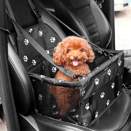 Esta práctica bolsa de transporte para mascotas está diseñada para brindar confort y protección durante los viajes en auto. Fabricada con tela Oxford impermeable y malla transpirable, garantiza durabilidad y frescura para tu mascota. Su estructura reforzada con un marco de PVC mantiene la estabilidad, mientras que su base antideslizante evita movimientos inesperados. Además, cuenta con cinturones de seguridad y correas ajustables para una sujeción firme y adaptable. Al ser plegable, facilita su almacenamiento cuando no está en uso. Ideal para gatos y perros pequeños, es la opción perfecta para viajar con tranquilidad y estilo.
