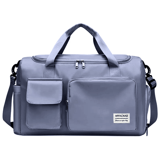 El bolso deportivo multifuncional está diseñado para acompañarte en tus vacaciones de invierno, entrenamientos o escapadas de fin de semana, combinando estilo, resistencia y practicidad. Fabricado en poliéster de alta calidad, ofrece una capacidad de hasta 35 litros y cuenta con un compartimento impermeable exclusivo para calzado, un bolsillo especial para ropa húmeda y varios bolsillos internos y externos para organizar con facilidad tus pertenencias. Su tamaño es cómodo de transportar, con asas reforzadas y una correa desmontable y ajustable con ganchos de alta resistencia que permiten llevarlo al hombro o cruzado. Resistente, duradero y adaptable a la valija, es la opción perfecta tanto para el gimnasio como para viajes cortos.