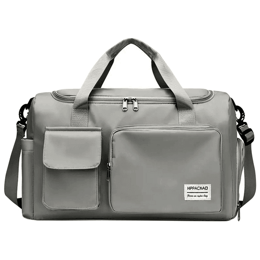 El bolso deportivo multifuncional está diseñado para acompañarte en tus vacaciones de invierno, entrenamientos o escapadas de fin de semana, combinando estilo, resistencia y practicidad. Fabricado en poliéster de alta calidad, ofrece una capacidad de hasta 35 litros y cuenta con un compartimento impermeable exclusivo para calzado, un bolsillo especial para ropa húmeda y varios bolsillos internos y externos para organizar con facilidad tus pertenencias. Su tamaño es cómodo de transportar, con asas reforzadas y una correa desmontable y ajustable con ganchos de alta resistencia que permiten llevarlo al hombro o cruzado. Resistente, duradero y adaptable a la valija, es la opción perfecta tanto para el gimnasio como para viajes cortos.