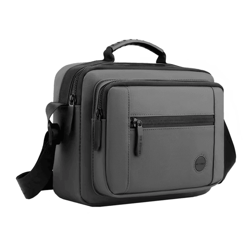 El bolso bandolera cruzado de poliéster y OPP es un accesorio imprescindible para aquellos que buscan comodidad y estilo en su día a día. Fabricada con materiales de alta calidad, cuenta con una correa para el hombro ajustable que te permite llevarla de forma cómoda y segura. Además, posee varios bolsillos que te permitirán organizar tus pertenencias de manera efectiva. Gracias a su diseño práctico y versátil la convierte en el complemento perfecto para cualquier ocasión, ya sea para la universidad, el trabajo, citas, compras o viajes en la vida diaria.