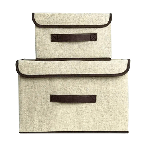 Esta caja organizadora combina materiales de alta calidad con un diseño práctico y protector. Su tela rígida y transpirable, junto con los laterales, el fondo y la solapa acolchados, garantiza que tus pertenencias se mantengan seguras y en perfectas condiciones. Su asa frontal la hacen fácil de transportar, y su resistencia a la humedad la convierte en una solución ideal para guardar ropa, libros, juguetes y más, manteniéndolos protegidos del polvo y el deterioro. Además, su limpieza sencilla asegura que siempre luzca impecable, perfecta para organizar cualquier espacio.

