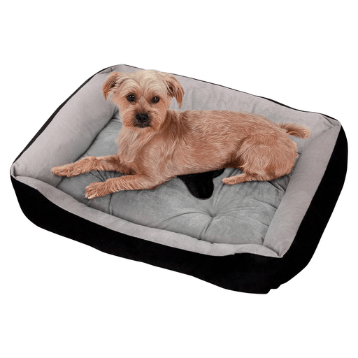 La cama para mascotas con base antideslizante está diseñada para la máxima comodidad de tus mascotas. Está decorada con un hueso en color negro, su textura es esponjosa y confortable, brindando a tu mascota un lugar mullido para descansar. Con una base antideslizante e impermeable, esta cama es fácil de limpiar y lavar, ya que es apta para el lavarropas. Fabricada con materiales de alta calidad, su interior de algodón y cobertura de fibra ultrarresistente garantizan durabilidad y resistencia. 