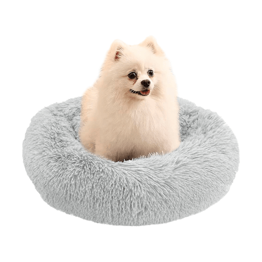Regalale a tu mascota un lugar suave y cómodo para dormir con esta cama nido. Se encuentra fabricada con materiales de gran calidad y cuenta con un relleno sumamente confortable y lados especiales para adaptarse a la posición favorita de tu mejor amigo. Gracias a su tejido afelpado es perfecta para brindar protección y comodidad e incluso tiene una base antideslizante e impermeable que la mantendrá en la misma posición y alejada de la humedad. Además, es fácil de lavar, no retiene olores y es ideal para toda clase de mascotas pequeñas.