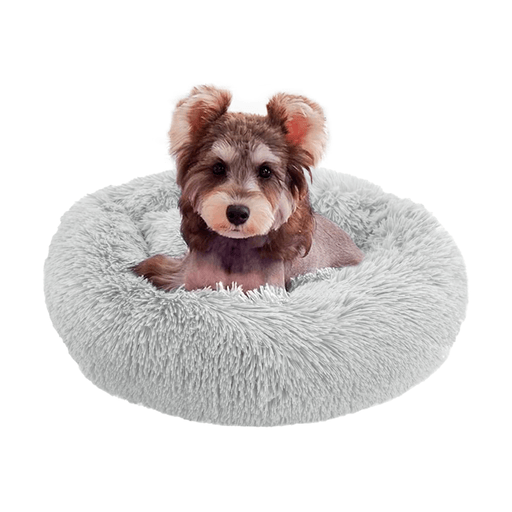 Regalale a tu mascota un lugar suave y cómodo para dormir con esta cama nido. Se encuentra fabricada con materiales de gran calidad y cuenta con un relleno sumamente confortable y lados especiales para adaptarse a la posición favorita de tu mejor amigo. Gracias a su tejido afelpado es perfecta para brindar protección y comodidad e incluso tiene una base antideslizante e impermeable que la mantendrá en la misma posición y alejada de la humedad. Además, es fácil de lavar, no retiene olores y es ideal para toda clase de mascotas pequeñas.
