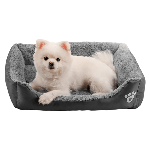 Esta cama para mascotas con base antideslizante es la elección perfecta para brindarle a tu peludo amigo un lugar suave y cálido para descansar. Fabricada con tela oxford resistente al agua y relleno de algodón PP, ofrece la máxima comodidad, especialmente en días fríos. Además, cuenta con bordes elevados que brindan soporte y seguridad, base antideslizante y es apta para lavarropas por lo que es muy práctica y fácil de limpiar.