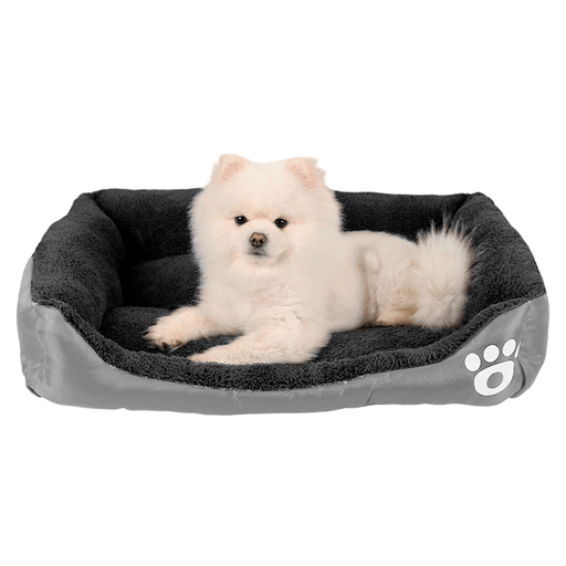 Esta cama para mascotas con base antideslizante es la elección perfecta para brindarle a tu peludo amigo un lugar suave y cálido para descansar. Fabricada con tela oxford resistente al agua y relleno de algodón PP, ofrece la máxima comodidad, especialmente en días fríos. Además, cuenta con bordes elevados que brindan soporte y seguridad, base antideslizante y es apta para lavarropas por lo que es muy práctica y fácil de limpiar.