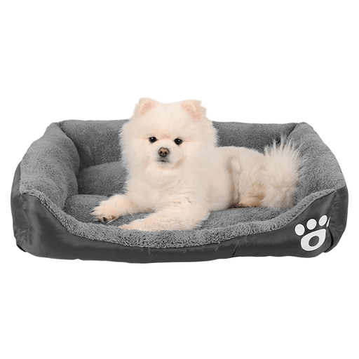 Esta cama para mascotas con base antideslizante es la elección perfecta para brindarle a tu peludo amigo un lugar suave y cálido para descansar. Fabricada con tela oxford resistente al agua y relleno de algodón PP, ofrece la máxima comodidad, especialmente en días fríos. Además, cuenta con bordes elevados que brindan soporte y seguridad, base antideslizante y es apta para lavarropas por lo que es muy práctica y fácil de limpiar.