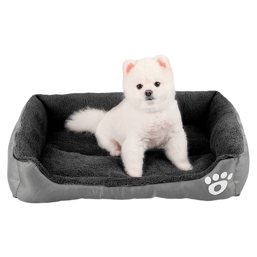 Esta cama para mascotas con base antideslizante es la elección perfecta para brindarle a tu peludo amigo un lugar suave y cálido para descansar. Fabricada con tela oxford resistente al agua y relleno de algodón PP, ofrece la máxima comodidad, especialmente en días fríos. Además, cuenta con bordes elevados que brindan soporte y seguridad, base antideslizante y es apta para lavarropas por lo que es muy práctica y fácil de limpiar.