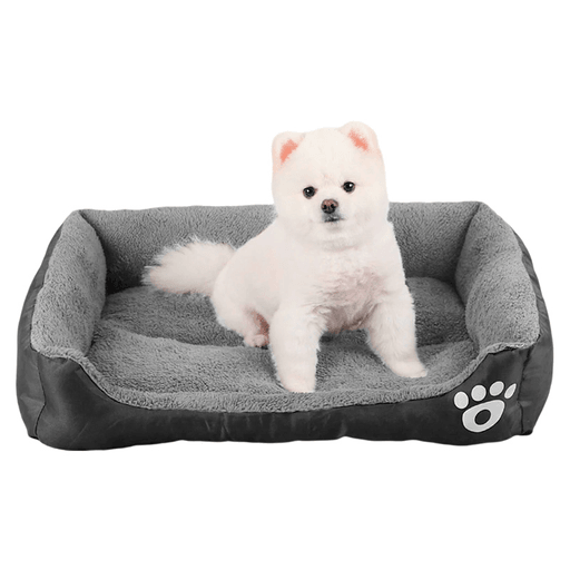 Esta cama para mascotas con base antideslizante es la elección perfecta para brindarle a tu peludo amigo un lugar suave y cálido para descansar. Fabricada con tela oxford resistente al agua y relleno de algodón PP, ofrece la máxima comodidad, especialmente en días fríos. Además, cuenta con bordes elevados que brindan soporte y seguridad, base antideslizante y es apta para lavarropas por lo que es muy práctica y fácil de limpiar.