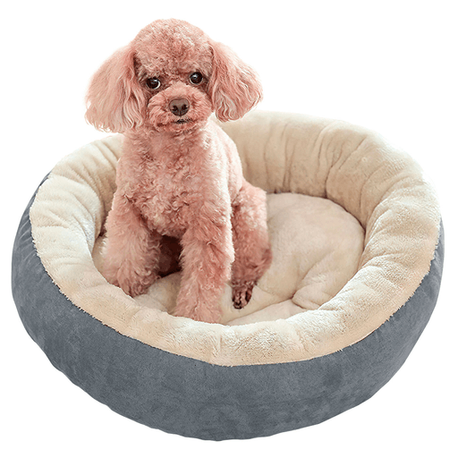 Esta cama para mascotas con forma de dona permite que tu mejor amigo se acurruque mientras que el borde elevado crea una sensación de seguridad y proporciona soporte para la cabeza y el cuello. Por sus dimensiones, es perfecta para gatos y perros pequeños. Hecha de tela franela de alta calidad, relleno suave y duradero y una capa superior de símil corderito que ofrece la máxima comodidad y calidez para tus amigos peludos. Además, es totalmente lavable a máquina y apta para secadora asegurándote años de uso.