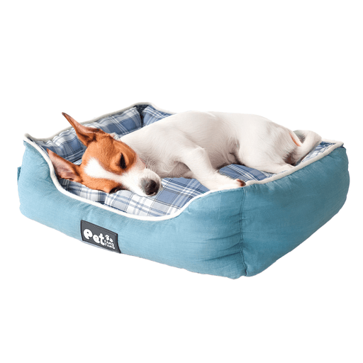 Dale a tu mascota el descanso que se merece con esta cómoda cama. Su diseño moderno y acogedor incluye una almohada reversible que permite variar el estilo y mantener la frescura, adaptándose a las estaciones del año. Confeccionada con materiales suaves y resistentes, ofrece un espacio ideal para que tu perro se relaje. Además, cuenta con una base antideslizante que garantiza mayor estabilidad, incluso en pisos lisos, brindando seguridad y confort en cada siesta.