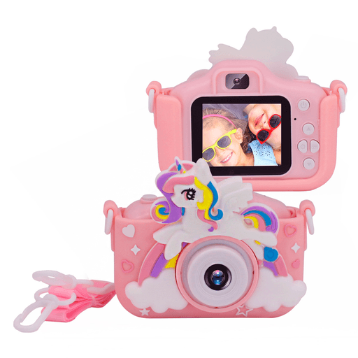 Esta cámara infantil con diseño de unicornio combina diversión y tecnología para estimular la creatividad de los más chicos. Permite sacar fotografías, grabar videos en resolución 1080p, reproducir sonido y disfrutar de juegos, todo desde su práctica pantalla LED. Fabricada en plástico con recubrimiento de silicona, es resistente y cómoda de usar por manos pequeñas. Incorpora batería de litio recargable, con autonomía de hasta 3h y tiempo de carga de 1 a 1:30h mediante cable USB, además de admitir tarjeta microSD para ampliar el almacenamiento. Un dispositivo completo, seguro y entretenido, ideal para acompañar a los niños en sus primeras experiencias digitales.