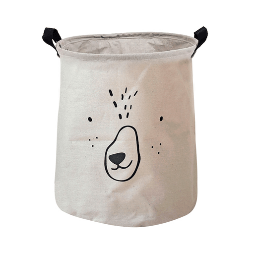 Este Canasto Multiuso con diseño de carita es versátil, bonito y práctico, ideal para organizar y decorar tus espacios. Con su tamaño de 40x50cm, podés guardar una gran cantidad de cosas sin ocupar mucho espacio. Está hecho con tela de algodón natural de alta calidad, lo que lo hace duradero y resistente. Además, su revestimiento impermeable facilita la limpieza y evita posibles derrames de líquidos. Su diseño divertido de carita le dan un toque de estilo y alegría a cualquier ambiente. Su estructura es plegable, para que muevas el canasto a donde quieras, según la ocasión. Obtené este práctico y divertido canasto para organizar tus objetos, ya sea ropa, juguetes o cualquier accesorio y ordená y decorá de manera divertida y eficiente.