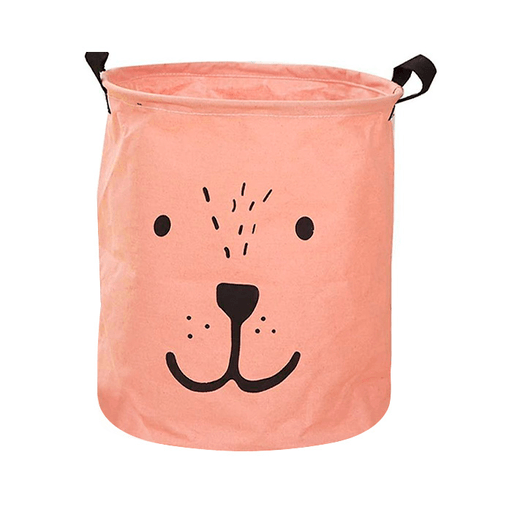 Este Canasto Multiuso con diseño de carita es versátil, bonito y práctico, ideal para organizar y decorar tus espacios. Con su tamaño de 40x50cm, podés guardar una gran cantidad de cosas sin ocupar mucho espacio. Está hecho con tela de algodón natural de alta calidad, lo que lo hace duradero y resistente. Además, su revestimiento impermeable facilita la limpieza y evita posibles derrames de líquidos. Su diseño divertido de carita le dan un toque de estilo y alegría a cualquier ambiente. Su estructura es plegable, para que muevas el canasto a donde quieras, según la ocasión. Obtené este práctico y divertido canasto para organizar tus objetos, ya sea ropa, juguetes o cualquier accesorio y ordená y decorá de manera divertida y eficiente.