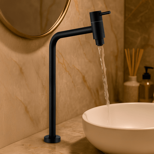 Con un diseño elegante y funcional, esta canilla vertical combina líneas modernas y un acabado negro mate que aporta sofisticación a cualquier baño. Fabricada en acero inoxidable de alta calidad, es resistente a la corrosión y asegura una larga vida útil, soportando hasta 200.000 ciclos de uso gracias a su cartucho cerámico de alto rendimiento. Su aireador metálico integrado proporciona un flujo de agua suave y eficiente, ayudando a reducir el consumo y evitar salpicaduras. Diseñada para instalación sobre mesadas o superficies planas, es compatible con conexiones estándar de 1/2