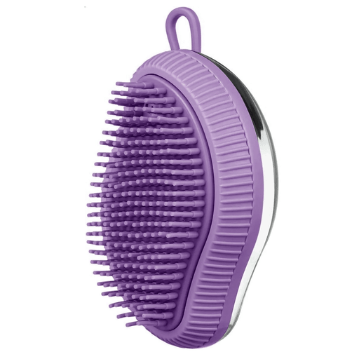 Este cepillo para baño y masajes es el aliado ideal para cuidar y consentir a tu mascota. Fabricado con materiales de alta calidad como silicona y plástico, ofrece un uso duradero y confortable. Su diseño cuenta con un agarre ergonómico que se adapta perfectamente a la mano, facilitando cada movimiento durante el baño, mientras que las cerdas suaves masajean delicadamente la piel, estimulando la circulación y ayudando a eliminar el pelo suelto sin causar irritación. Incluye un compartimiento para jabón con tapa desmontable, lo que permite aplicar el producto de forma práctica y uniforme. Además, posee un gancho integrado para colgarlo fácilmente y mantenerlo siempre a mano.