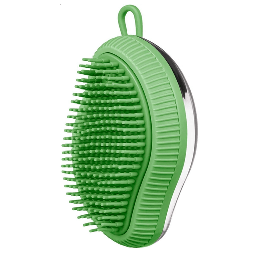 Este cepillo para baño y masajes es el aliado ideal para cuidar y consentir a tu mascota. Fabricado con materiales de alta calidad como silicona y plástico, ofrece un uso duradero y confortable. Su diseño cuenta con un agarre ergonómico que se adapta perfectamente a la mano, facilitando cada movimiento durante el baño, mientras que las cerdas suaves masajean delicadamente la piel, estimulando la circulación y ayudando a eliminar el pelo suelto sin causar irritación. Incluye un compartimiento para jabón con tapa desmontable, lo que permite aplicar el producto de forma práctica y uniforme. Además, posee un gancho integrado para colgarlo fácilmente y mantenerlo siempre a mano.