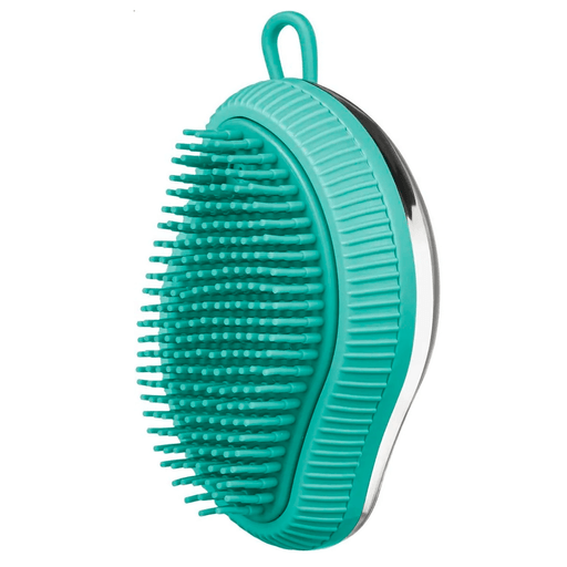 Este cepillo para baño y masajes es el aliado ideal para cuidar y consentir a tu mascota. Fabricado con materiales de alta calidad como silicona y plástico, ofrece un uso duradero y confortable. Su diseño cuenta con un agarre ergonómico que se adapta perfectamente a la mano, facilitando cada movimiento durante el baño, mientras que las cerdas suaves masajean delicadamente la piel, estimulando la circulación y ayudando a eliminar el pelo suelto sin causar irritación. Incluye un compartimiento para jabón con tapa desmontable, lo que permite aplicar el producto de forma práctica y uniforme. Además, posee un gancho integrado para colgarlo fácilmente y mantenerlo siempre a mano.