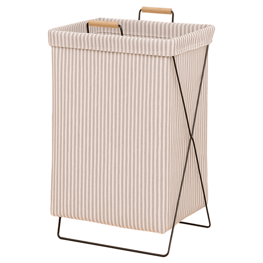 Dale un toque de orden y elegancia a tu hogar con este práctico cesto organizador de diseño rayado. Fabricado con textil ligero y estructura de metal resistente, combina ligereza y firmeza para acompañarte en el día a día. Gracias a su diseño plegable, podés guardarlo fácilmente cuando no lo usás, ocupando el mínimo espacio. Sus asas de madera no solo suman un detalle decorativo, sino que también permiten transportarlo con total comodidad. En un tono beige neutro y moderno, es perfecto para usar como cesto de ropa, guardar juguetes de los chicos o mantener en orden artículos del hogar. ¡Una solución práctica y con estilo para mantener tu hogar impecable!