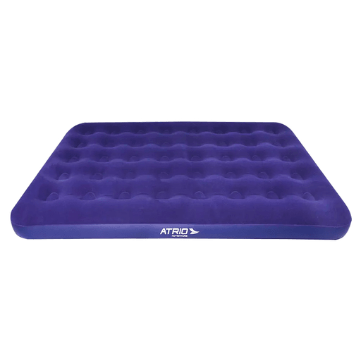 Este Colchón Inflable de 2 plazas es el complemento perfecto para un buen descanso cuando te vas de camping. Cuenta con una capacidad de soporte de hasta 200Kg, brindando la máxima comodidad y seguridad durante el sueño.  Su diseño versátil permite utilizarlo tanto en interiores como en exteriores, adaptándose a tus necesidades y brindando una experiencia de descanso sin igual. Ya sea para una noche de camping bajo las estrellas o para recibir a tus invitados en casa, este colchón no te decepcionará.