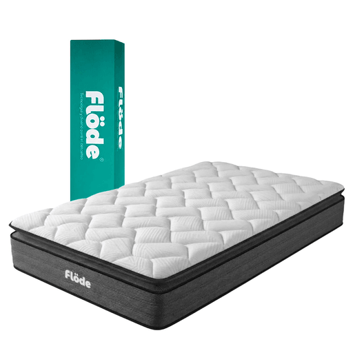 El colchón Flöde Plus combina tecnología y confort para un descanso superior, gracias a su sistema de resortes pocket independientes que brindan soporte personalizado y reducen la transferencia de movimiento. Su acolchado premium incluye fibras antibacterianas, espuma air memory y espuma ondulada transpirable, ofreciendo una sensación suave y confortable. Incorpora una capa de soporte de alta resiliencia, doble capa de algodón prensado y un núcleo de resortes ensacados de acero reforzado de 20cm, que favorecen la correcta alineación de la columna y alivian los puntos de presión. Su diseño pillow top con refuerzo perimetral aporta mayor estabilidad y durabilidad, soportando hasta 150kg a cada lado, con excelente rendimiento.