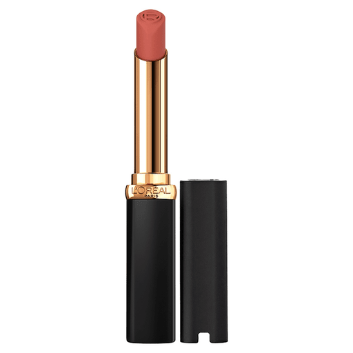 El lápiz labial mate Colour Riche Intense Volume está equipado con una barra fina para una aplicación precisa que llenará tus labios de un color intenso. La fórmula está enriquecida con ácido hialurónico para lograr labios más voluminosos, suaves y saludables con cada pasada.