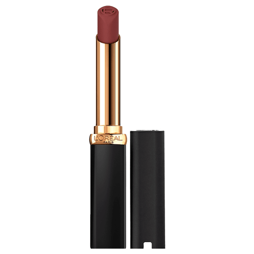 El lápiz labial mate Colour Riche Intense Volume está equipado con una barra fina para una aplicación precisa que llenará tus labios de un color intenso. La fórmula está enriquecida con ácido hialurónico para lograr labios más voluminosos, suaves y saludables con cada pasada.