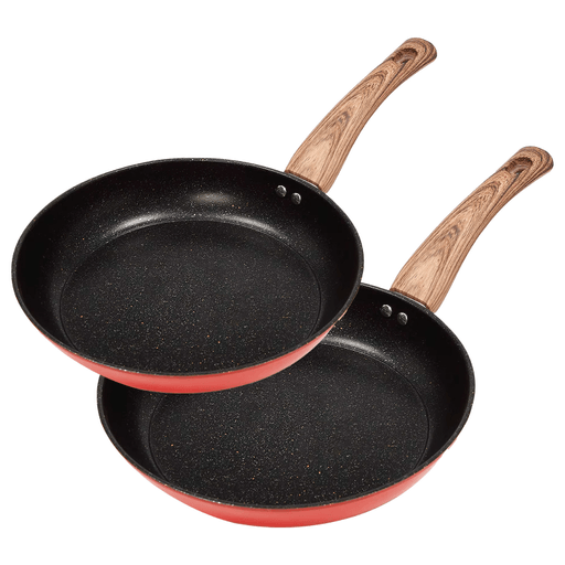 Este práctico combo de sartenes incluye un sartén antiadherente de 22cm y uno de 24cm, ideales para acompañarte en tu día a día en la cocina. Ambos cuentan con mangos ergonómicos resistentes al calor que brindan mayor comodidad y seguridad al momento de cocinar. Su revestimiento antiadherente facilita la cocción de todo tipo de alimentos, desde preparaciones ligeras como huevos revueltos hasta platos más elaborados como carnes o salteados. Compatibles con cocinas convencionales, garantizan una distribución del calor rápida y uniforme. Además, son aptos para lavavajillas, lo que simplifica su limpieza y mantenimiento.