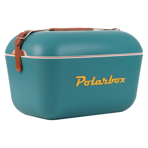 Las Polarbox no son una conservadora común ya que combinan estética delicada, diseño icónico y un rendimiento térmico superior. Su interior de poliestireno expandido de alta densidad garantiza una excelente capacidad de aislamiento, manteniendo el frío durante horas incluso bajo exposición directa al sol. Es ideal para conservar bebidas bien frías, comidas caseras o cualquier plan al aire libre que merezca prolongarse sin perder frescura. Cuenta con un asa totalmente ajustable que facilita su transporte y aporta comodidad en cada salida. Además, ofrece un aislamiento térmico entre 5 y 15°C durante hasta 24 horas, elevando la experiencia tanto en funcionalidad como en estilo.