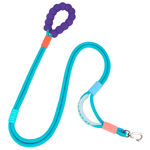 Esta correa para perro está hecha de nylon resistente, siendo el accesorio ideal para pasear a tu mascota de manera segura y cómoda. Posee doble asa de agarre para brindarte un control óptimo durante tus paseos. Además, su agarre ergonómico garantiza una sujeción firme y cómoda, evitando lesiones en tus manos.