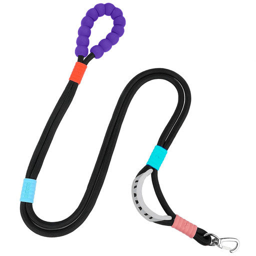 Esta correa para perro está hecha de nylon resistente, siendo el accesorio ideal para pasear a tu mascota de manera segura y cómoda. Posee doble asa de agarre para brindarte un control óptimo durante tus paseos. Además, su agarre ergonómico garantiza una sujeción firme y cómoda, evitando lesiones en tus manos.
