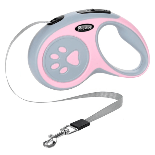 Esta correa para mascotas es el accesorio perfecto para los paseos. Su diseño retráctil con una longitud máxima de 5m y un mango ergonómico que brinda un agarre cómodo y seguro, le permite a tu mascota moverse libremente mientras lo mantiene seguro a tu lado. Además, cuenta con un botón de freno para detener fácilmente o bloquear la correa en una posición fija, así como una traba para sujetarla al collar de tu mascota de manera segura.