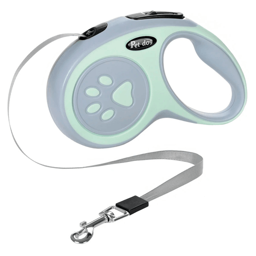 Esta correa para mascotas es el accesorio perfecto para los paseos. Su diseño retráctil con una longitud máxima de 5m y un mango ergonómico que brinda un agarre cómodo y seguro, le permite a tu mascota moverse libremente mientras lo mantiene seguro a tu lado. Además, cuenta con un botón de freno para detener fácilmente o bloquear la correa en una posición fija, así como una traba para sujetarla al collar de tu mascota de manera segura.