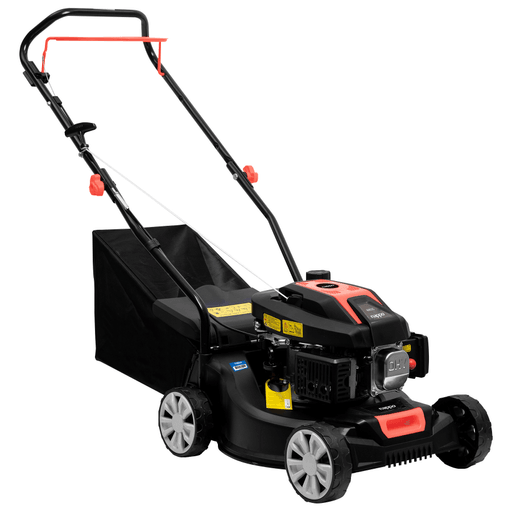 La cortadora de césped NAPPO a combustible es una herramienta potente y eficiente, ideal para el mantenimiento de jardines de diferentes tamaños. Con una potencia de 2000W y una velocidad de 3000 rpm, esta máquina cuenta con un motor modelo 1P56FA y un desplazamiento de 99CC, ofreciendo un rendimiento robusto y confiable. Su diámetro de corte es de 406 mm y permite ajustar la altura en tres niveles (25-65 mm) para un corte preciso según las necesidades del terreno. Además, está equipada con una bolsa recolectora de césped de 45L, un tanque de combustible de 1.0L y una capacidad de aceite de 0.45L, lo que garantiza un uso prolongado y continuo.